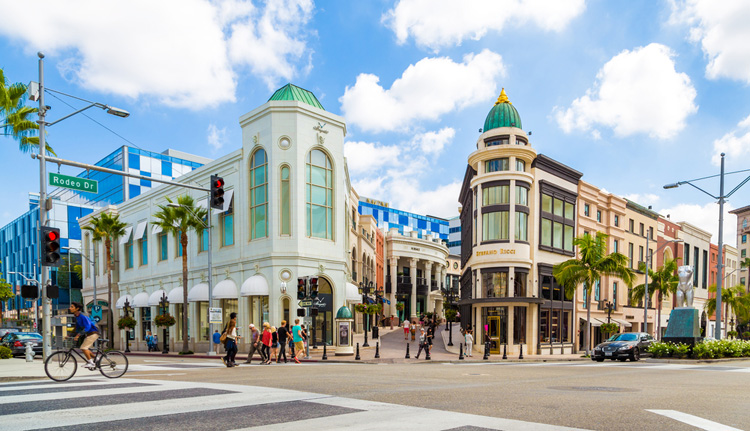 Besturen van een drone vanuit Lamborghini op Rodeo Drive in Beverly Hills