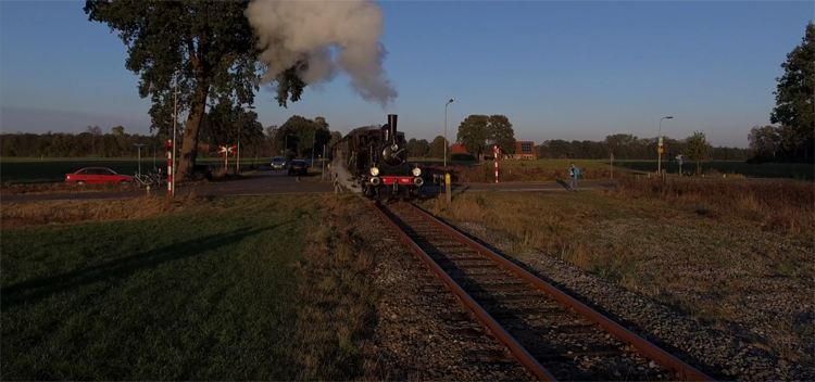 Drones filmen een oude stoomtrein