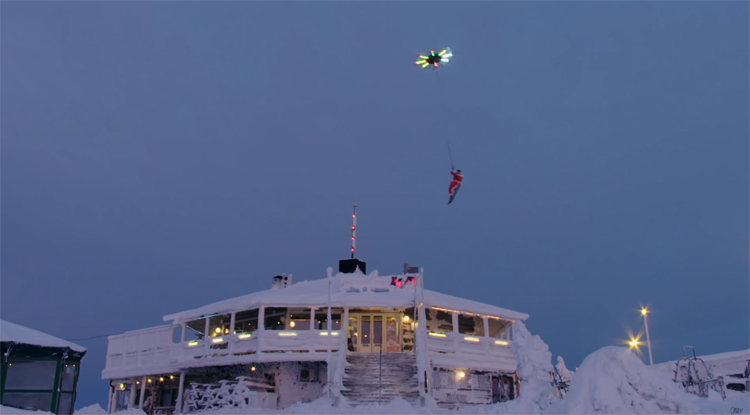 Casey Neistat vliegt zelf door de lucht dankzij gigantische drone