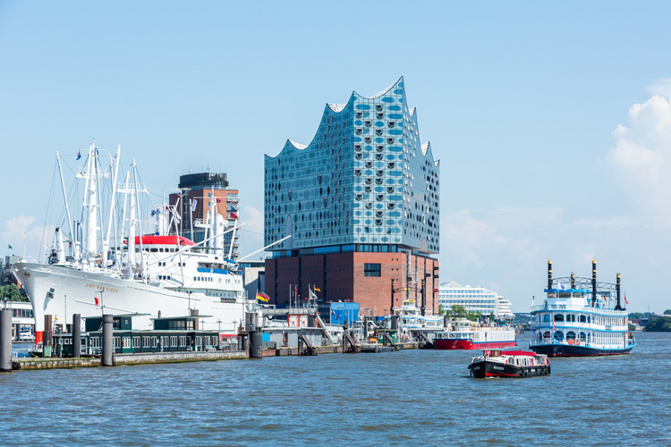 Elbphilharmonie concertgebouw in Hamburg gefilmd met drone