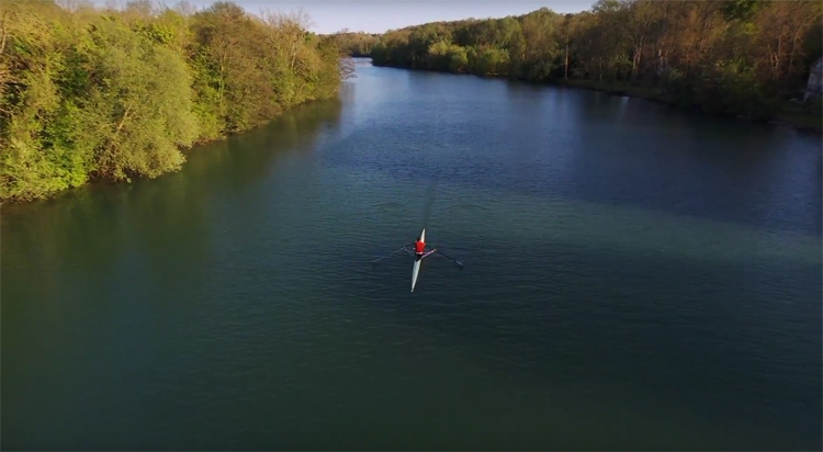 Roeier gefilmd met Parrot Bebop 2 drone