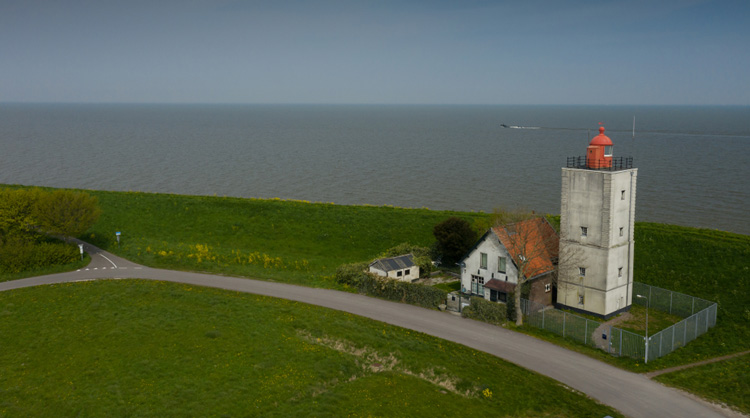 Vuurtoren De Ven in Oosterdijk gefilmd met drone