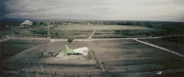 drone-filmt-verlaten-vliegtuig-boeing-737-quadcopter-dji-phantom-2-bali-2015